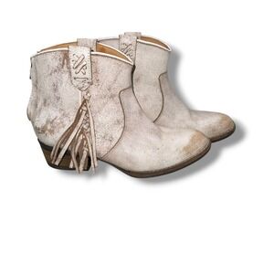 Very Volatile Women's White Distressed Leather Ankle Boots Tassel Fringe Zip 7.5